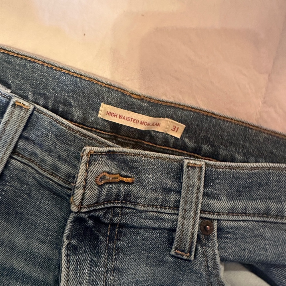 Levi High Waisted Mom Jean